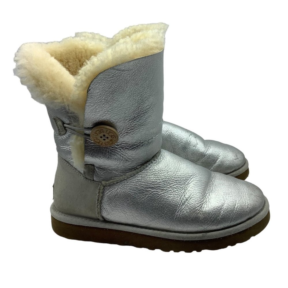 UGG Bailey Button Metallic Silver Boot Women Sz 7 Cream Sheepskin Retro-futurism